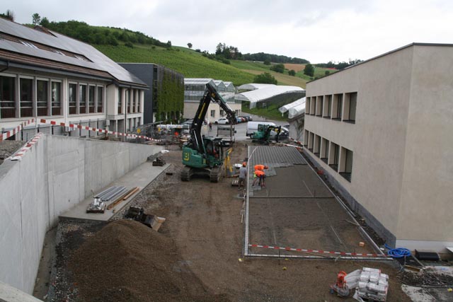 Blick auf die Baustelle hinter dem Bürogebäude von der neuen Gartenterrasse aus. Foto: Peter Schütz