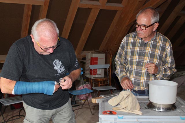 Ueli Schaffner (links) versieht die Jungvögel mit einem Ring, während ihm Werner Fasolin assistiert. Foto: Sonja Fasler Hübner