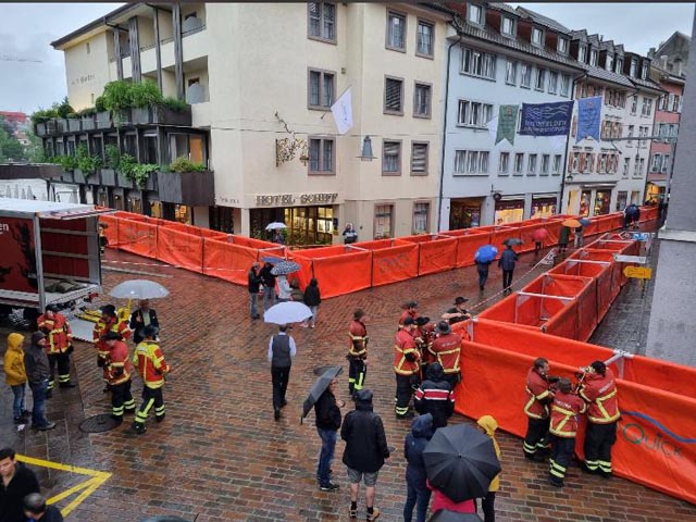 Der bedrohlich hohe Wasserstand des Rheins in Rheinfelden erforderte den Aufbau von mobilen Hochwassersperren. Foto: Regionales Führungsorgan Unteres Fricktal
