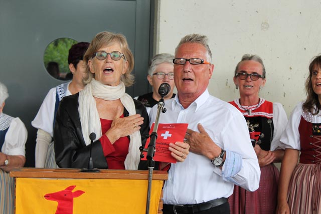 Frau Gemeindeammann Regine Leutwyer und Festredner Max Rickenbach singen voller Inbrunst zusammen mit der Festgemeinde den Schweizerpsalm. Foto: Sonja Fasler Hübner