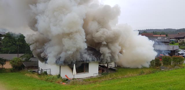 Das Einfamilienhaus ist nach dem Brand nicht mehr bewohnbar. Foto: Polizei