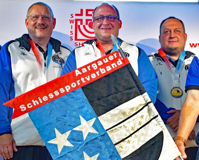 Zweiter Platz für die 300-m-Sturmgewehrschützen (von links) Stephan Morgenthaler, Walter und Hans Schumacher Foto: wr