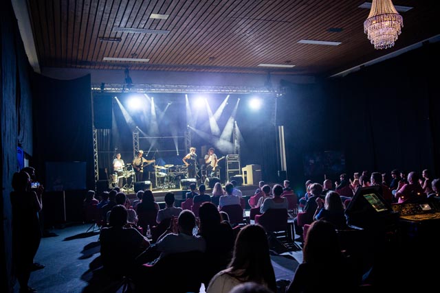 Die No Caps gaben ihre Bühnenpremiere vor ausverkaufter Halle. Foto: Michelle Wirz