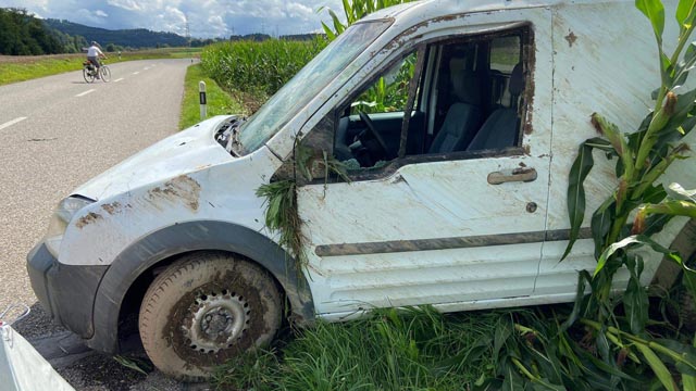Nachdem sich der Wagen des 32-jährigen Fahrzeuglenkers überschlagen hatte, kam er in einem Maisfeld zum Stehen. Foto: Polizei