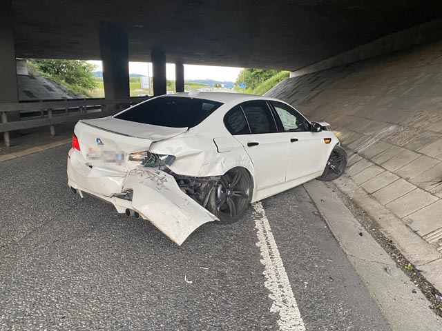 Der Sportwagen des Neulenkers wurde bei dem Selbstunfall zerstört. Foto: Polizei