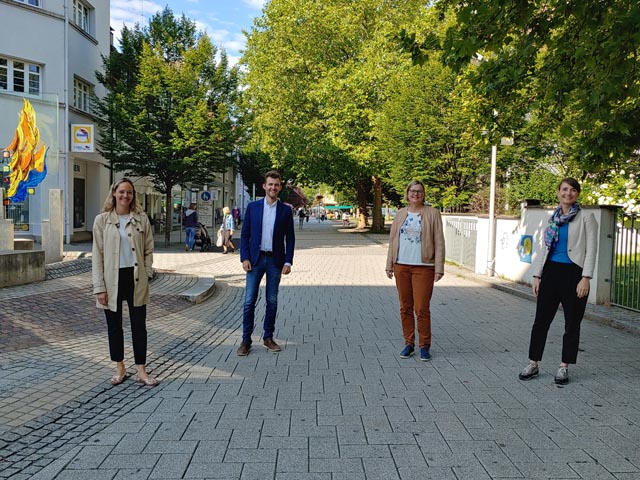 Bei einem Spaziergang tauschten sich die Teilnehmer des grenzüberschreitenden Netzwerks aus. Foto: zVg