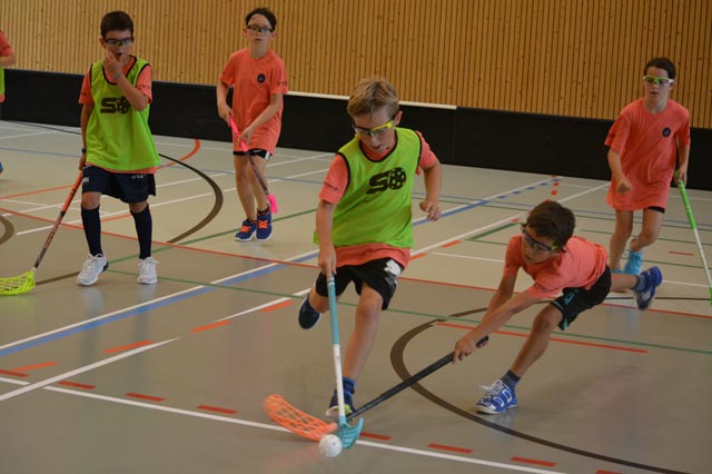 Der Unihockeynachwuchs holt sich derzeit den Feinschliff für die bevorstehende Saison Foto: zVg
