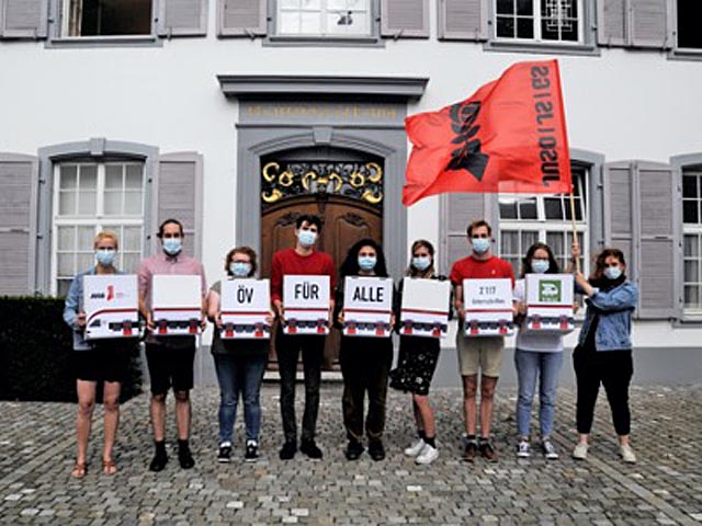 Einreichung der Initiative «ÖV für alle» vor dem Regierungsgebäude in Liestal. Foto: zVg