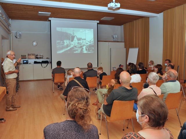 Urs Müller präsentiert das Projekt «Digitales Fotosarchiv». Foto: Jörg Wägli