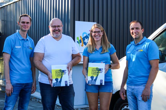 Die Vorstandsdelegation übergibt in Lenzburg die Bewerbung des TV Stein an den Zentralpräsidenten des Aargauer Turnverbands (von links): Maik Born, Zentralpräsident Jörg Sennrich, Fabienne Benz, Daniel Saridis. Foto: zVg