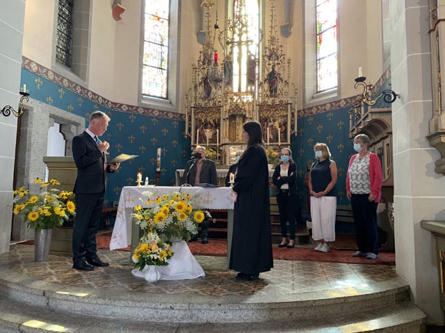 Pfarrerin Irina van Bürck wird von Dekan Leszek Ruszkowski aus Rheinfelden feierlich ins Amt eingesetzt. Die Kirchenpflege gratuliert. Foto: Fritz Imhof