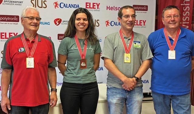 Vier der zehn erfolgreichen Aargauer Schützen in Thun: Bruno Hertig, Chiara Leone, Claude Chanaux und Rolf Müller (v.l.). Foto: psp