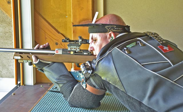 Rolf Denzler mit dem Kleinkalibergewehr auf 50-m-Distanz. Foto: Wolfgang Rytz