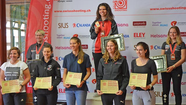 Siegerehrung 50 m Gewehr, Liegendmatch Frauen, mit der überragenden Chiara Leone auf der obersten Podeststufe. Foto: msch