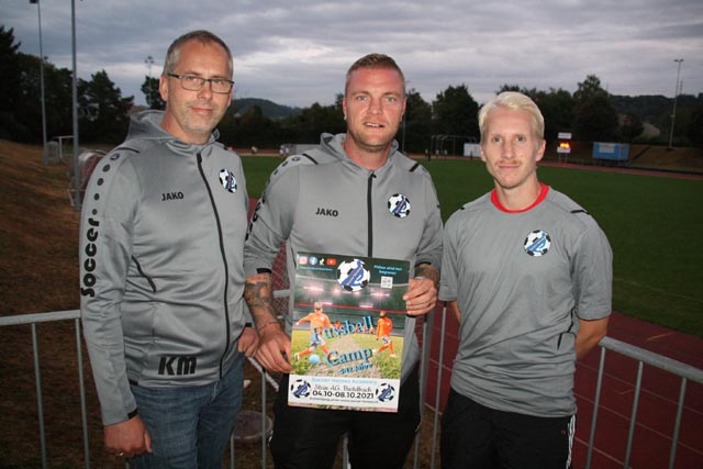 «Unsere Fussballschule ist der Feinschliff»: Kay Müller, René Turi und Tomi Saarelma, von links, bereiten das Fussballcamp in Stein vor. Foto: Peter Schütz