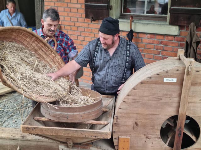 Das Team Ryburger Club beim Dröschen. Foto: zVg