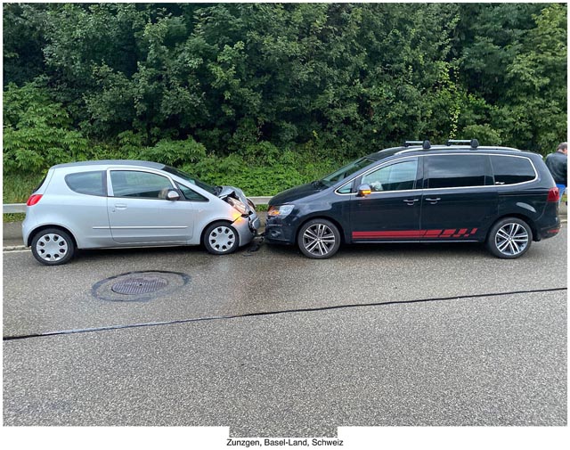 Weil ein Autolenker die Augen auf dem Handy statt auf der Strasse hatte, kam es zur Frontalkollision dieser beiden Fahrzeuge. Foto: Polizei