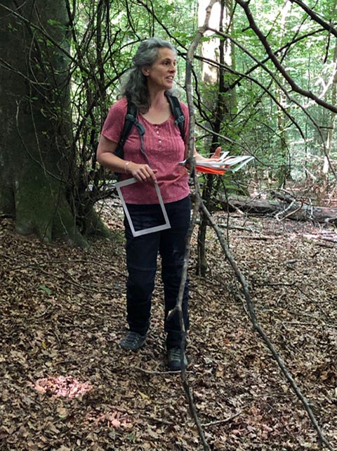 Eine Waldbegehung mal anders, dank Astrid Schwyter. Foto: Gisela Rickenbach