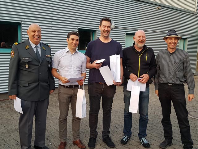 Von links: Oberst Rolf Stäuble, Emanuel Suter, Christoph Riner, Erich Hunziker, Grossratspräsident Pascal Furer. Foto: zVg