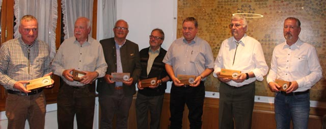 Neue Ehrenmitglieder (v.l.): Othmar Suter, Franz Sager, Urs Aebi, Marco Caneri, Hanspeter Gerber, Robert Obrist und Peter Rösch. Foto: Louis Probst
