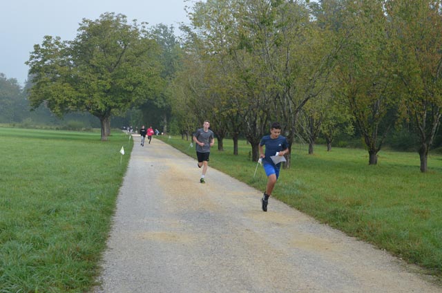 Die meisten Teilnehmer des Orientierungslaufs der Oberstufe Möhlin legten sich mächtig ins Zeug, beim Kampf um die Medaillen. Foto: zVg