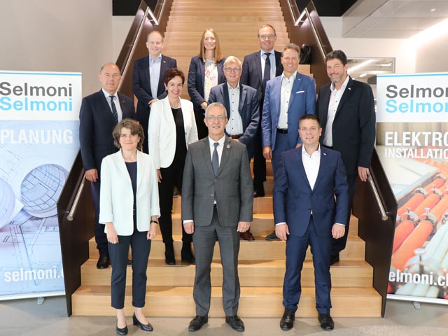 Der Regierungsrat bei seinem Besuch bei der Selmoni Gruppe in Münchenstein (von vorne nach hinten und von links nach rechts): Regierungsrätin Kathrin Schweizer, Regierungsratspräsident Thomas Weber, Rainer Keller, Direktor &amp; Vorsitzender der Geschäftsleitung, Regierungsrat Dr. Anton Lauber, Regierungsrätin Monica Gschwind, René Fässler, Verwaltungsrat, Stefan Guldimann, Direktor Planung, Denis Wary, Direktor Ausführung, Michel Villoz, Direktor Finanzen und Immobilien, Sibylle Pauli, Unternehmenspflege Standortförderung Baselland und Thomas Kübler, Leiter Standortförderung Baselland. Foto: zVg
