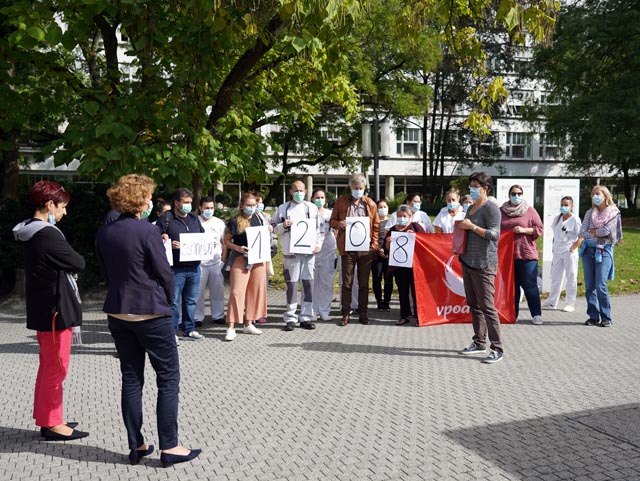 Die VPOD-Betriebsgruppe bei der èberreichung der Petition an die Leitung des USB Foto: zVg