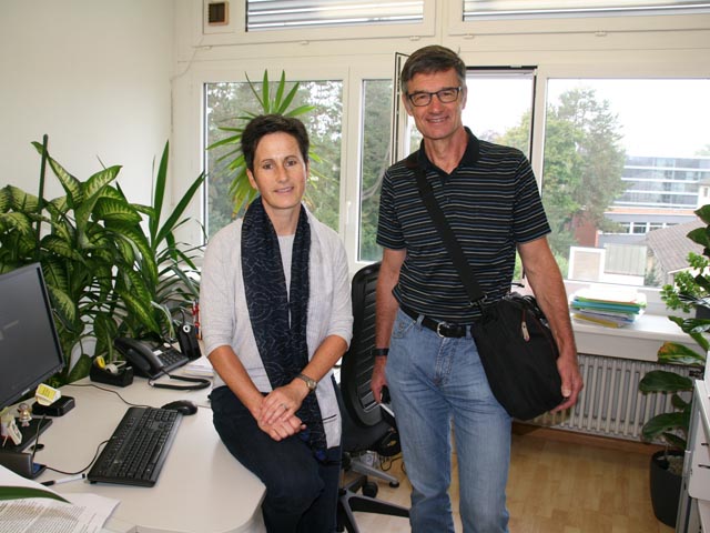Balz Scharf hat schon die Tasche gepackt, im Bild mit Sibylle Freiermuth, seiner Nachfolgerin in der Beratungsstelle Bezirk Rheinfelden von Pro Senectute. Foto: Peter Schütz