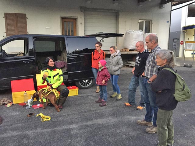 Marianne Preiswerk erklärt Ausbildung und Training mit einem Schweisshund. Foto: zVg