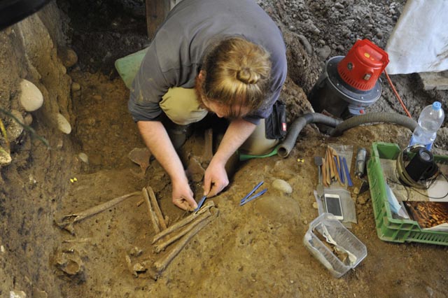se und Sonnenweg in Windisch eine Ausgrabung durch, um die römischen Überreste zu dokumentieren. Zweites Bild: Das Grabungsteam der Kantonsarchäologie dokumentierte 14 Bestattungen, neben Brandgräbern mit Urnen auch Körperbestattungen. Foto: Kantonsarchäologie Aargau