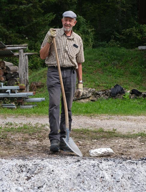 Küchenchef Ernst Furler beim Gluthaufen. Foto: Urs Müller
