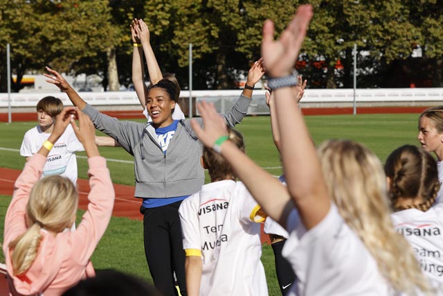 Aufwährmtraining mit Sprintstar Mujinga Kambundji persönlich. Foto: zVg