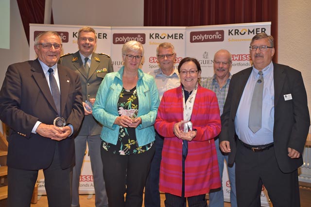 AGSV-Präsident Victor Hüsser (rechts) mit sechs geehrten Persönlichkeiten: (von links) Werner Stauffer, Hans Peter Walser, Renate Keller, Herbert Fischer, Sylvia Flückiger und Fritz Dubi. Foto: wr