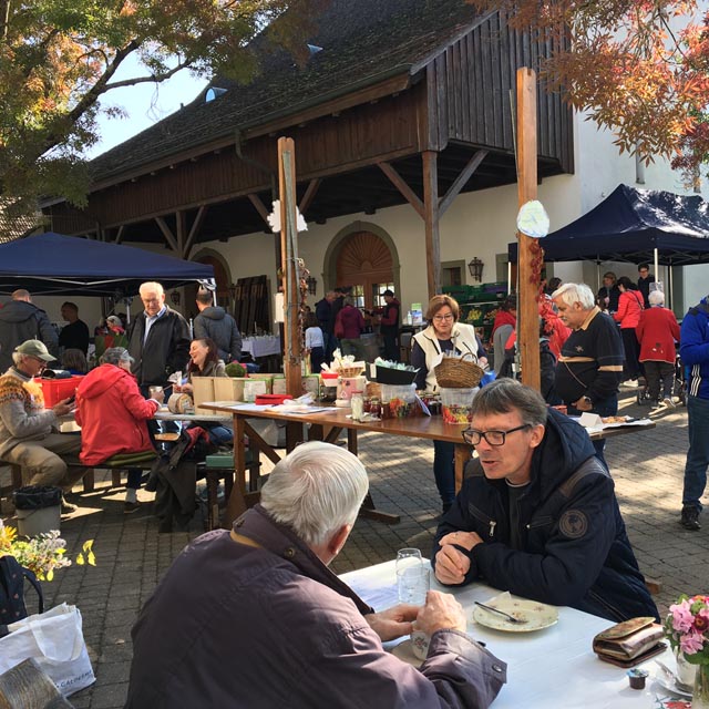 Zahlreiche Besucher genossen den goldenen Oktobertag beim Herbstmarkt in Magden. Foto: zVg