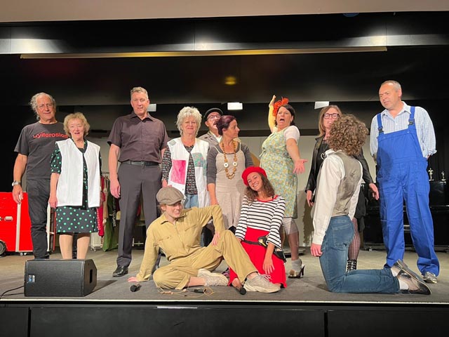 Fiebern der Premiere entgegen: hinten von links: Thomas Obrist, Lotti Häring, Thomas Hossli, Marina Herzog, Christian Borer, Martina Schneider, Catherine Hossli, Katja Widrig, Roland Zbinden; vorne von links: Virginia Hossli, Rebekka Budmiger, Cedric Buchwalder. Foto: zVg