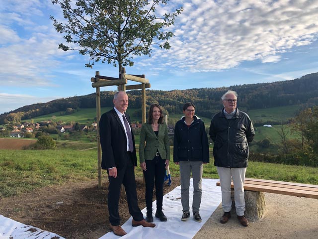 An der Stätte zur Erinnerung an die Rettung des Sagimülitälis (von links): Landammann Stephan Attiger, Therese Brändli (Gemeindeammann Bözberg), Christine Neff (Geschäftsführerin Jurapark) und der ehemalige Baudirektor Ulrich Siegrist. Foto: Anina Riniker