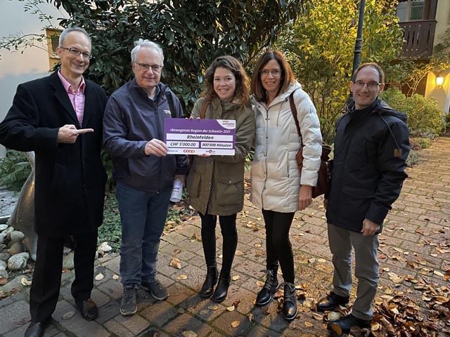 Checkübergabe von Isabel Schnüriger von «schweiz.bewegt» an das lokale OK, vertreten durch Ruth Sieber, Dominik Burkhardt, Nicolàs Schmied und Ueli Urwyler.  Foto: zVg