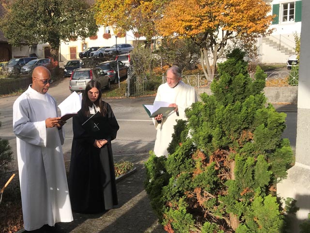 Die Seelsorger Niklas Raggenbass (christkatholisch, Rechts); Irina van Bürck (reformiert, Mitte) und Godwin Ukatu (römisch-katholisch, links) führten durch die bewegtende ökumenische Feier. Foto: Klaus Hollinger