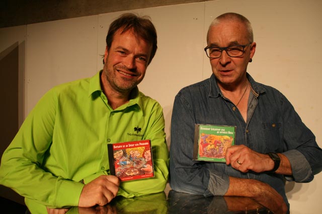 Roland Graf, links, und Martin Willi freuen sich über die zwei Hörspiele. Foto: Peter Schütz