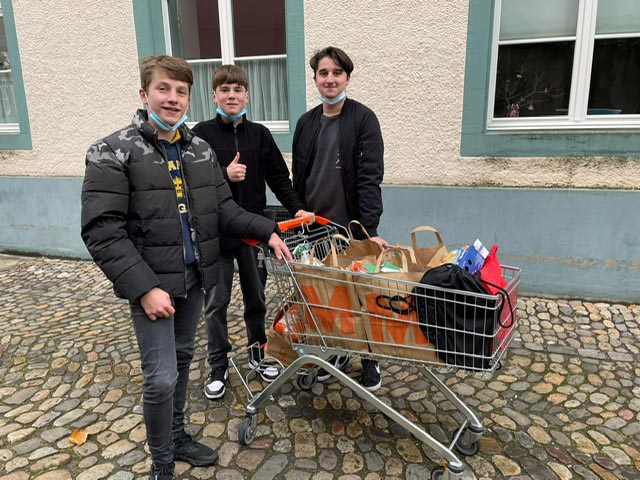 Die drei engagierten Jugendlichen füllten einen ganzen Einkaufswagen fürs «Tischlein deck dich». Foto: zVg