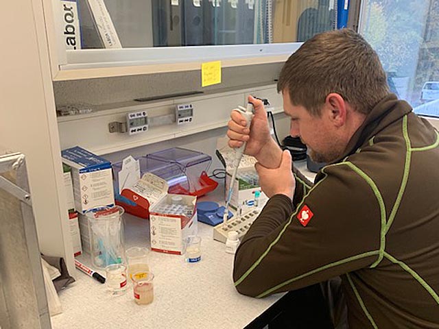 Klärwerkangestellter Reto Spinnler analysiert Abwasserproben. Foto: zVg