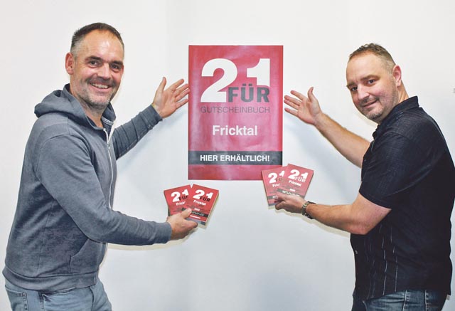 Beat Roth, Initiator der Gutscheinbuchs, und Ciril Moser, Verlagsleiter fricktal.info und Mitinhaber Mobus AG, präsentieren das neue 2für1-Gutscheinscheinbuch. Foto: Sonja Fasler Hübner