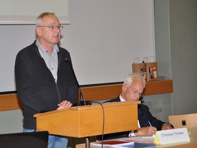Götz Timcke, Leiter Strategische Planung in der Abteilung Verkehr des Baudepartementes stellt die Studien zu Fricktaler Halbanschlüssen Richtung Basel vor. Foto: Jörg Wägli