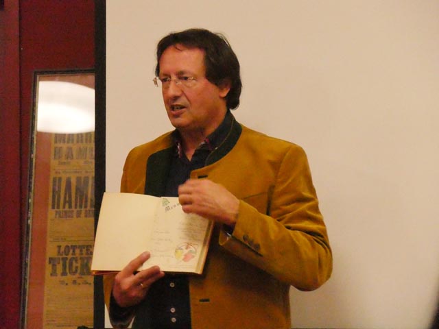 Die Bewunderung und Neugier von Pfarrer Kai Hinz für und auf Edgar Wallace geht wohl ein wenig über das übliche Mass hinaus. Foto: Jörn Kerckhoff