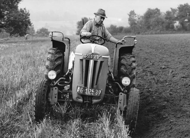 Pflügen mit Vevey-Traktor in den 1950er-Jahren. Der Traktor erleichterte die Arbeit der Bauern, ganz besonders im Acker- und Futterbau. Zwischen 1937 und 1963 wurden 3300 solcher Zugmaschinen ausgeliefert, in direkter Konkurrenz zur Aargauer Traktorenfabrik Eckert in Leibstadt. Mancher Aargauer Bauer reiste an den Genfersee, um von Vevey seinen Traktor – wie früher ein Pferd – persönlich heimzuführen.Foto: Fotograf Unbekannt © StAAG/RBA4-3-112-1612_1