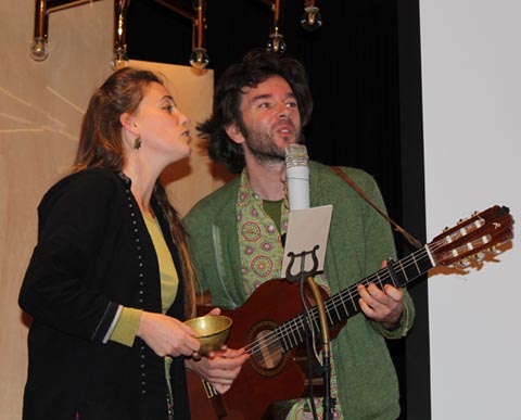 Sorgten mit ihren frisch-frechen Liedern für gute Stimmung: Das Duo Wunderkram. Foto: Sonja Fasler Hübner