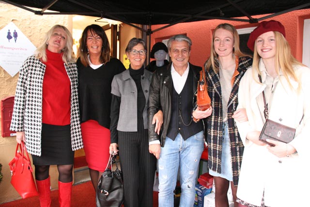 Nina Neuenschwander (2. von links)mit ihren Models an der Eröffnung von «Nina’s Second Hand &amp; Outlet» in Frick. Foto: Peter Schütz