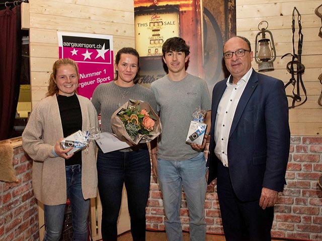 Die am NewComer Award 2021 ausgezeichneten Nachwuchsathletinnen und -athleten (von links): Lilly Graber (OL; 2. Platz), Olivia Roth (Rudern; 1. Platz), Loris Hättenschwiler (Mountainbike; 3. Platz) mit Regierungsrat Markus Dieth. Foto © Marcel Habegger