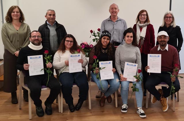 Erste Reihe v.l.n.r.: Adel, Shadiya, Muzit, Saja und Osman. Zweite Reihe v.l.n.r.: Die Mitglieder des Beirates: NR Franziska Roth, Kanton Solothurn; NR Mustafa Atici, Kanton Basel-Stadt; Billy Meyer (Verein sprachmobil.ch, nicht Mitglied des Beirates); Gabrielle Hürlimann, Kanton Baselland; Susanne Ernst, Kanton Aargau. Foto: Verein sprachmobil.ch