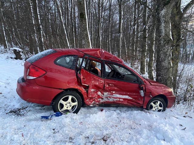 Der Kia des 32-jährigen Fahrers wurde total zerstört, der Lenker wurde ins Spital geflogen.